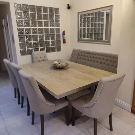 Dublin Gem, Parking, Sleeps 11, Near Centre Casa vacanze Rockbrook