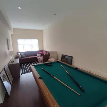 Casa vacanze Dublin Gem, Parking, Sleeps 11, Near Centre Rockbrook