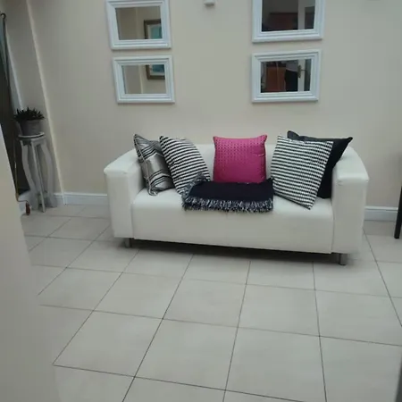 Casa vacanze Dublin Gem, Parking, Sleeps 11, Near Centre Rockbrook
