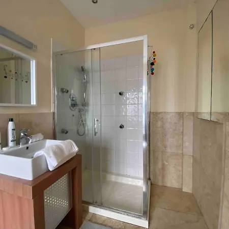 Casa vacanze Dublin Gem, Parking, Sleeps 11, Near Centre Rockbrook